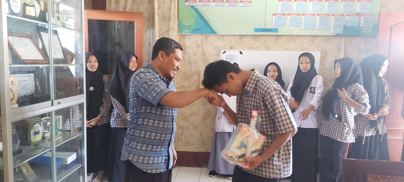 Bantuan Alat Tulis Dikbud NTB 2024