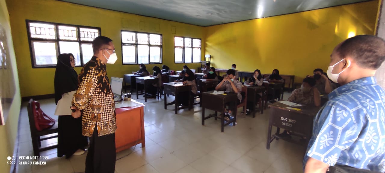 SMA Negeri 2 Taliwang Melaksanakan Penilaian AKhir Tahun (PAT) Berbasis Smartphone